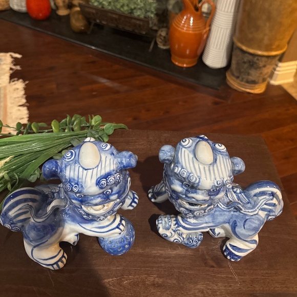 Two 7 x 6.5 Inch Chinese Porcelain Hand Painted Foo Dog Statues Holding Marbles. - Picture 3 of 7